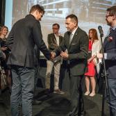 Bohdan (Biś) Lisowski, Prezes SARP wręcza dyplom nominacji w Konkursie Nagroda Roku SARP 2021 (fot. Michał Wajnchold)